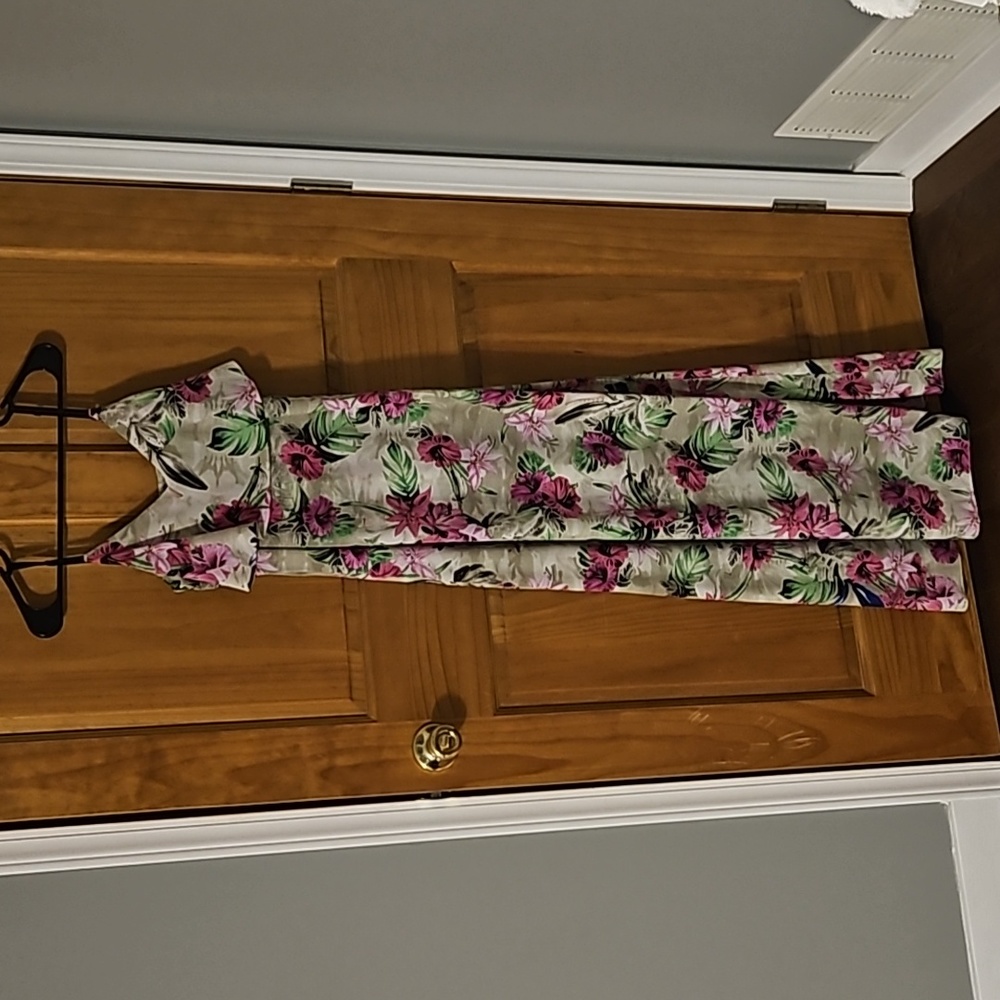 Gently wore GUESS long floral dress with side zipper